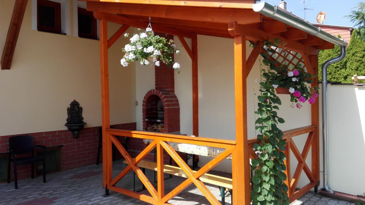 Marina-Buek Apartmanhaz エクステリア 写真